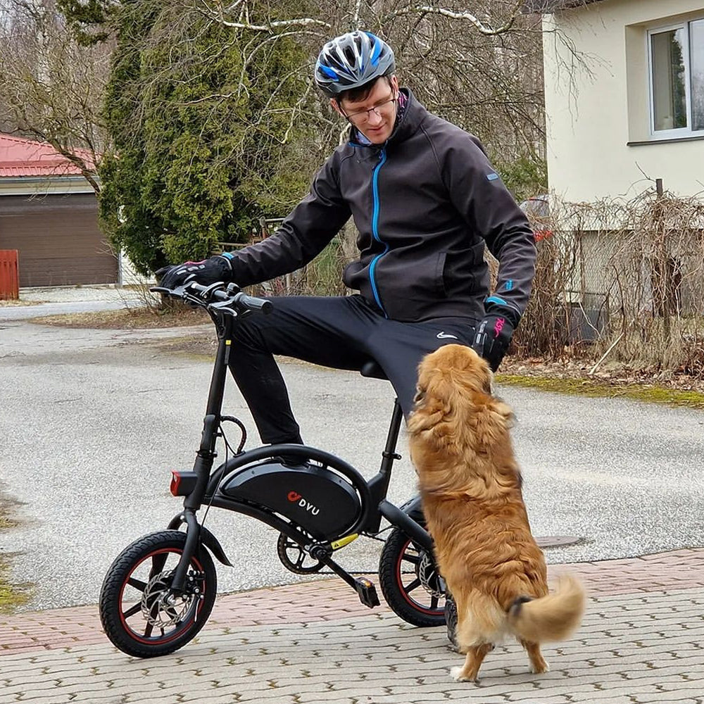 Customer singeta Vreeland is riding a DYU electric bicycle with his dog.