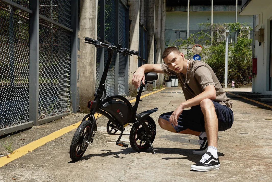 DYU D3F folding e-bike night ride guide UK in an urban street