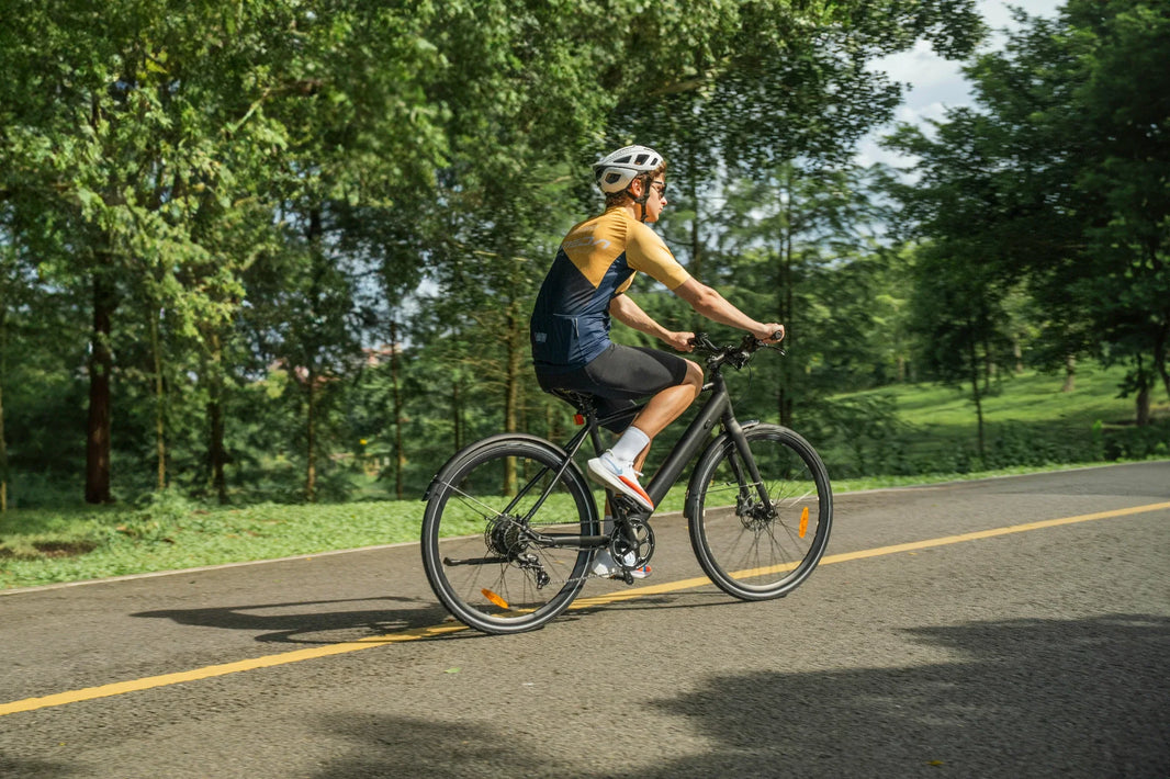 DYU Stroll-1 lightweight e-bike on a UK summer commute