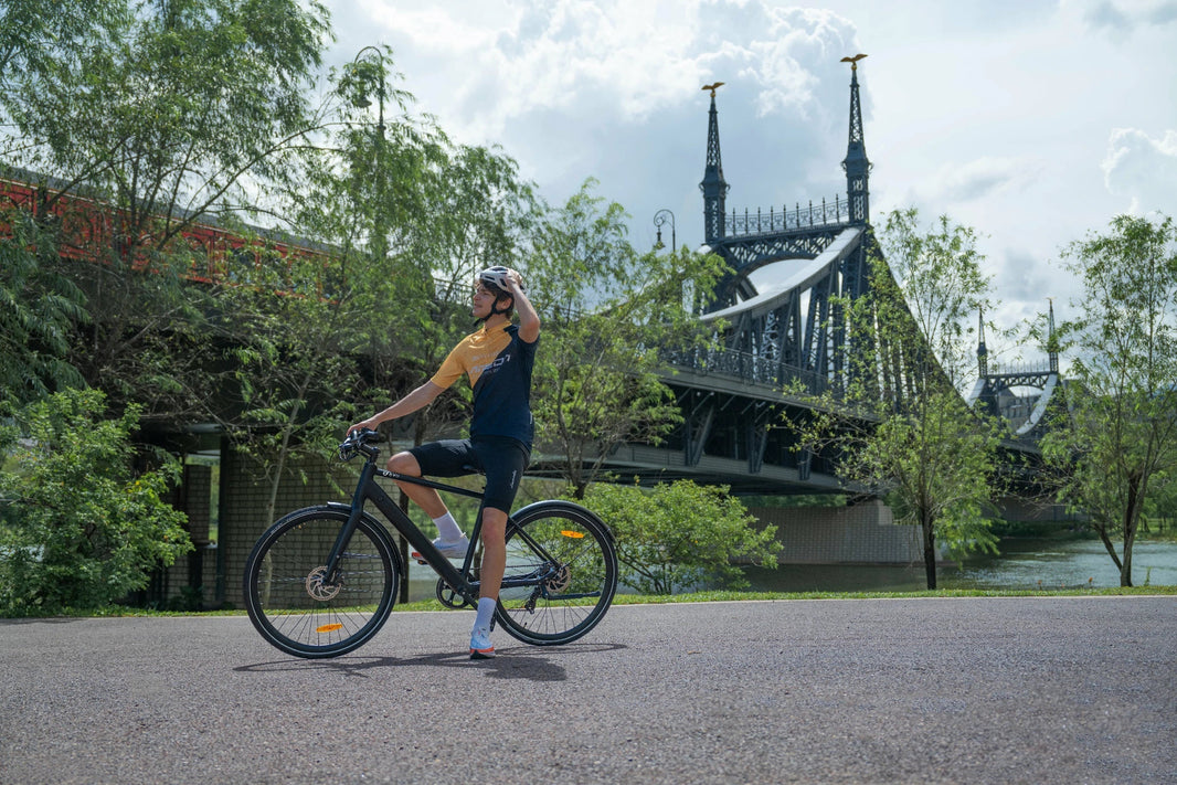 DYU Stroll 1 e-bike standing near a bridge for UK summer battery care