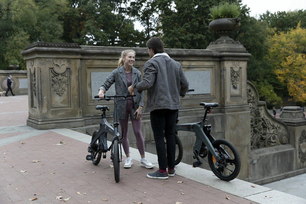 Folding e-bike train commute guide UK with DYU T1 in a city park