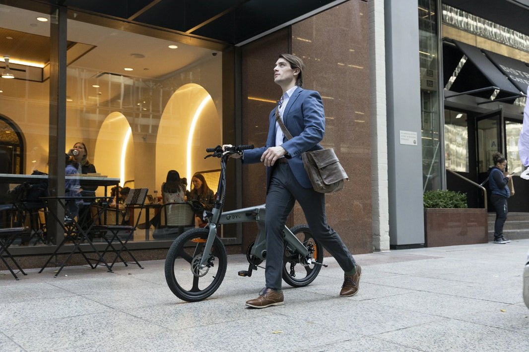 E-bike security checklist for UK commuters with a DYU T1 in an urban street