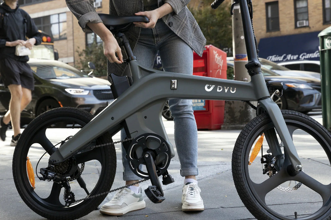 DYU T1 torque sensor e-bike held by rider before a UK commute